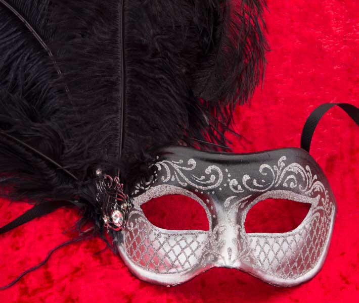 Masque Colombine Noir et Argent à Plumes – Artisanat Authentique de Venise