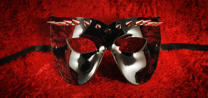 Masque Coquin Colombine Zara en Cuir Noir Brillant et Rivets Métal – Artisanat Authentique de Venise
