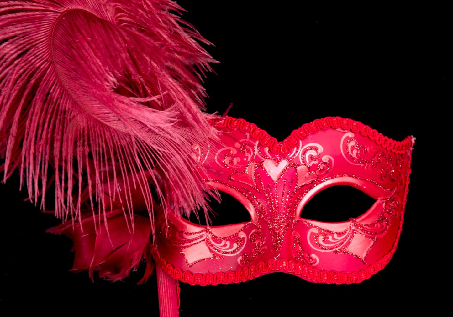 Masque Colombine à Bâton Rouge et Plumes – Artisanat Authentique de Venise
