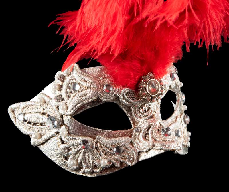 Masque Colombine Macramé Argenté à Plumes Rouges – Artisanat Authentique de Venise