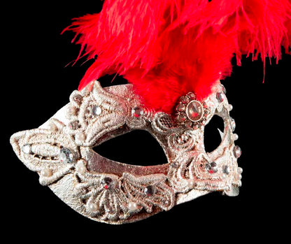 Masque Colombine Macramé Argenté à Plumes Rouges – Artisanat Authentique de Venise