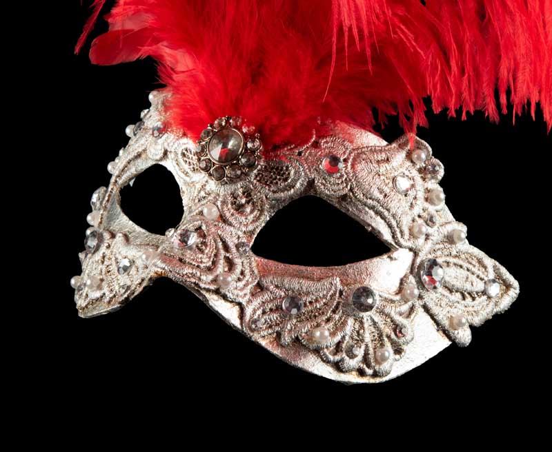 Masque Colombine Macramé Argenté à Plumes Rouges – Artisanat Authentique de Venise