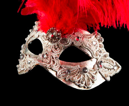 Masque Colombine Macramé Argenté à Plumes Rouges – Artisanat Authentique de Venise