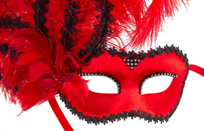 Masque Colombine Satin Rouge à Plumes – Artisanat Authentique de Venise