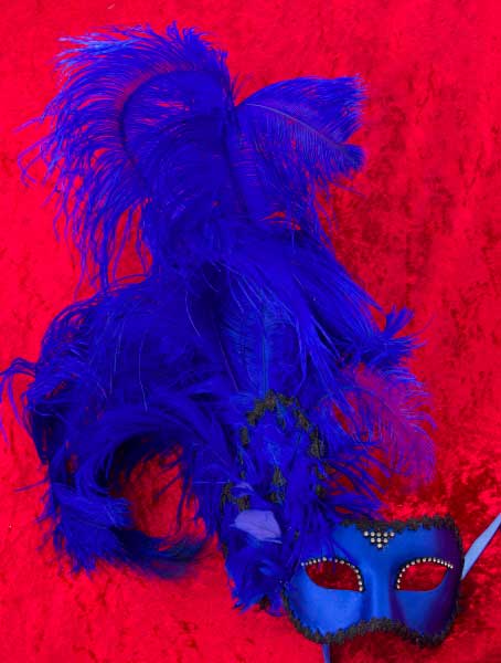 Masque Colombine Satin Bleu à Plumes – Artisanat Authentique de Venise