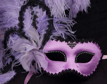 Masque Colombine Satin Violet Mauve à Plumes – Artisanat Authentique de Venise