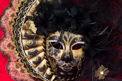 Masque Volto Éventail Noir et Doré – Artisanat Authentique de Venise