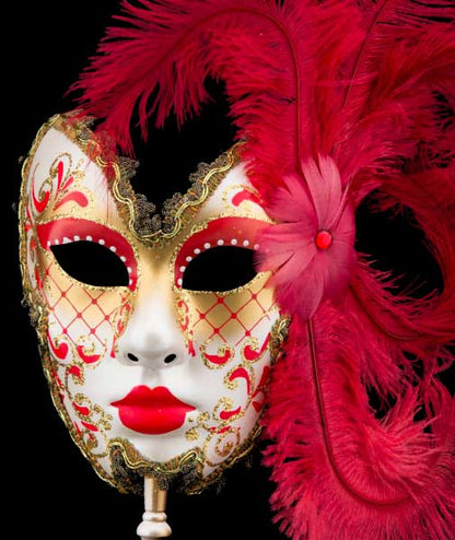 Masque Vénitien de Gala Farfalla Rouge à Bâton et Plumes – Artisanat Authentique de Venise