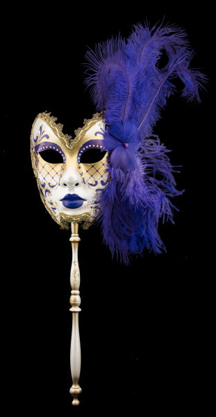 Masque Vénitien de Gala Farfalla Violet à Bâton et Plumes – Artisanat Authentique de Venise