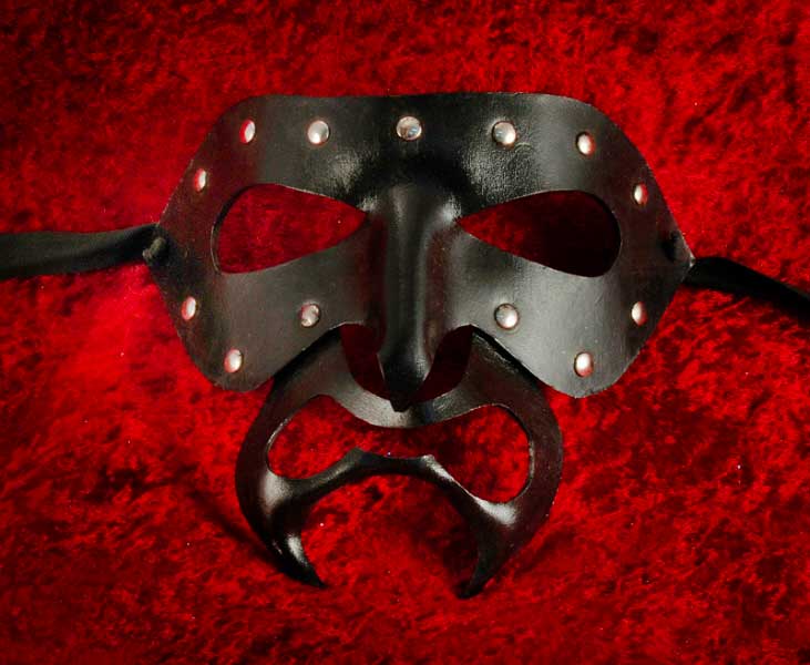Masque Coquin Colombine Devil en Cuir Noir Mat et Brillant à Rivets Métal – Artisanat Authentique de Venise