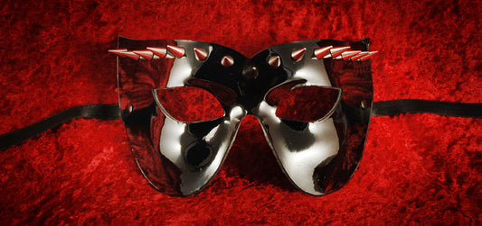 Masque Coquin Colombine Zara en Cuir Noir Brillant et Rivets Métal – Artisanat Authentique de Venise