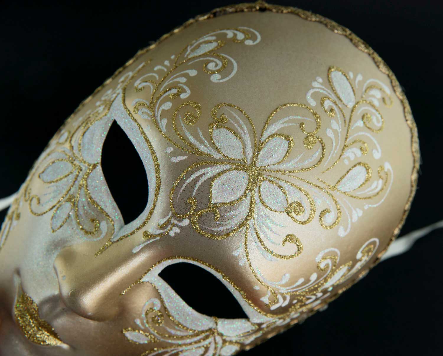 Masque vénitien original pour fêtes de carnaval, peint à la main par des artisans locaux. - France